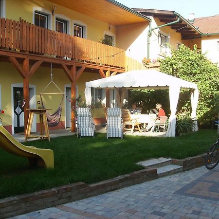 Hotel Weingut Zur Schlafmuetze à Herrnbaumgarten Extérieur photo