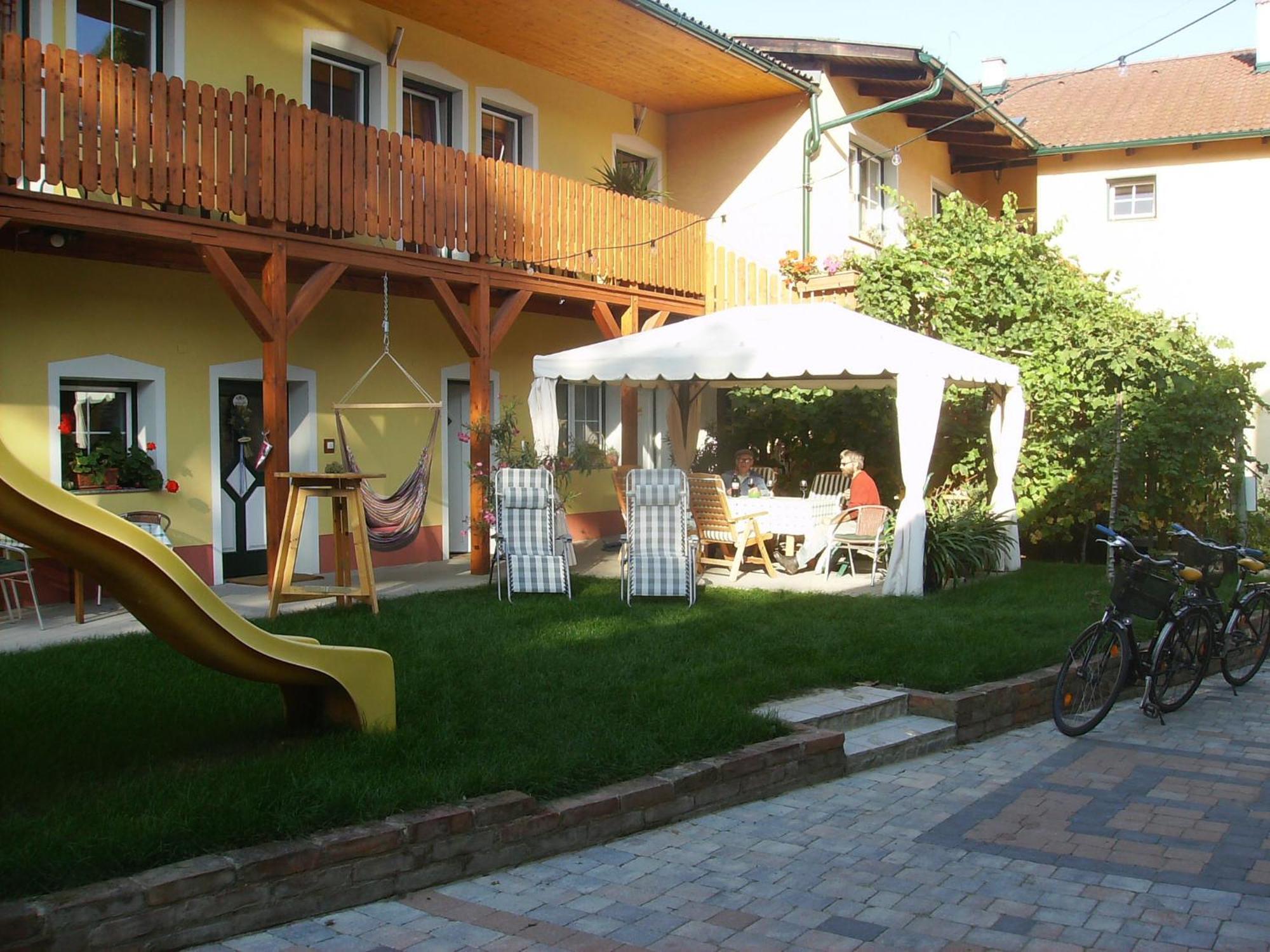 Hotel Weingut Zur Schlafmuetze à Herrnbaumgarten Extérieur photo