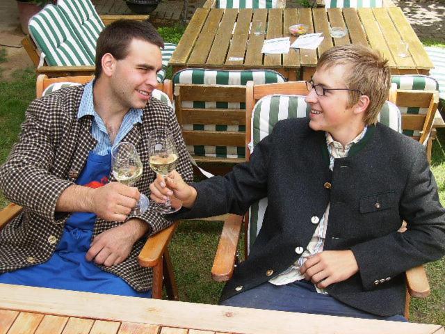Hotel Weingut Zur Schlafmuetze à Herrnbaumgarten Extérieur photo